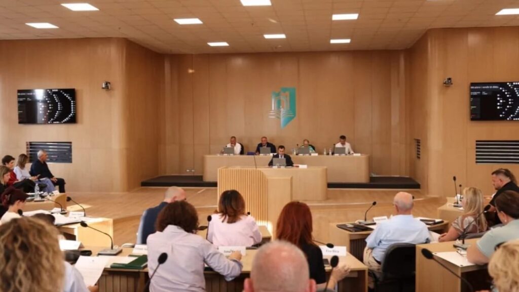 Këshilli Bashkiak i Elbasanit voton pro bashkimit me Cërrikun dhe Belshin