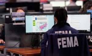 Gjykatësi amerikan  Plani i Trump për të përgjysmuar fuqinë punëtore të FEMA s  ka shkelur ligjin