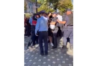Polici goditi të shoqëruarin gjatë tubimit të sotëm në Tiranë  Hita pezullon nga detyra efektivin