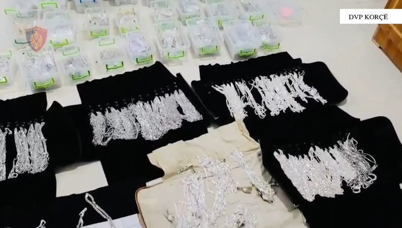 Shisnin bizhuteri të kontrabanduara  procedohen 2 persona në Korçë