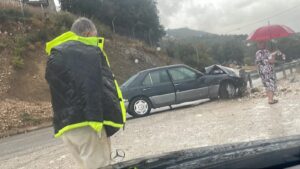Aksident në Selenicë  makina përplaset me barrierat mbrojtëse të rrugës  Plagoset shoferja