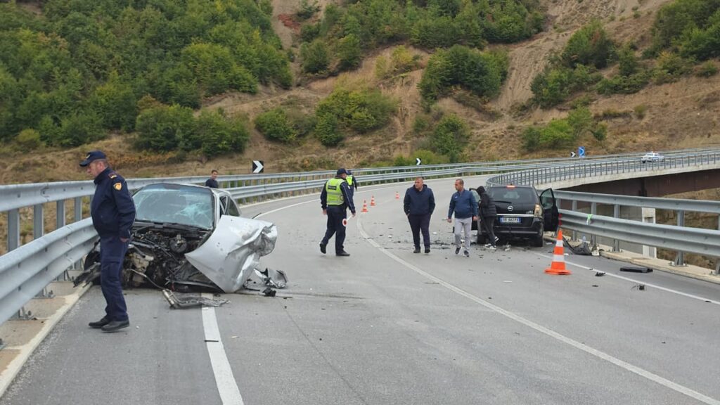 Pogradec  aksident i rëndë pranë tuneleve në Qukës Qafë Plloçë  2 të plagosur