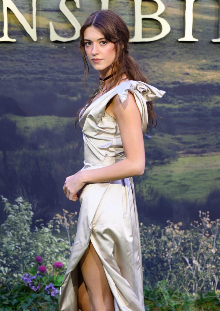 Daisy Edgar Jones në premierën botërore të  Sense and Sensibility  me fustan Vivienne Westwood dhe bizhuteri të shekullit XIX