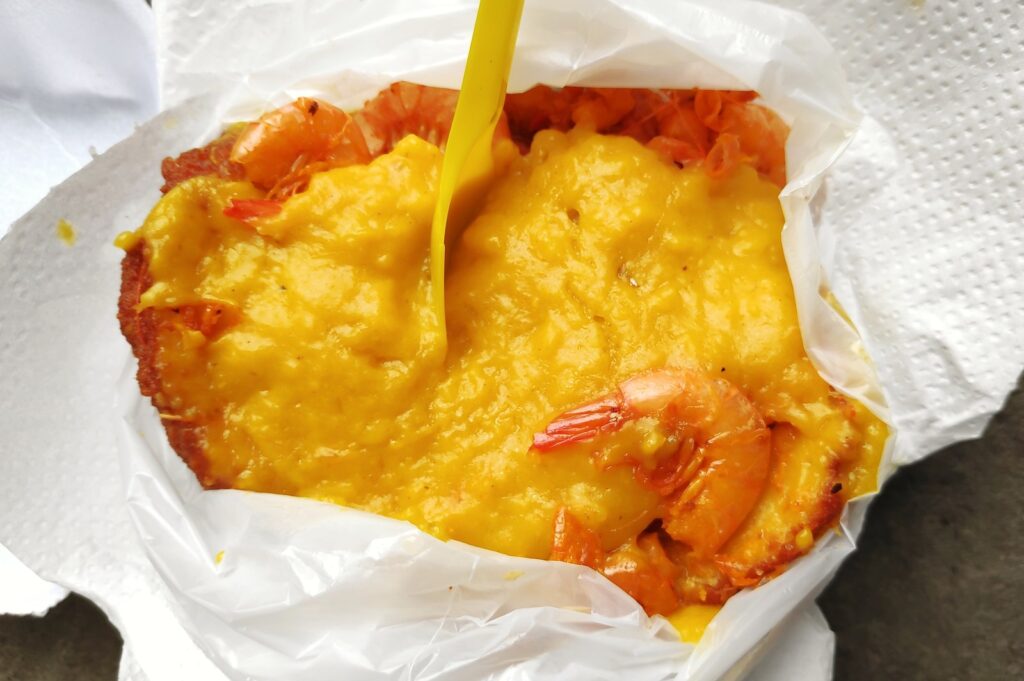 Acarajé braziliane — kroketa afro braziliane me fasule syzeze  vatapá dhe karkaleca
