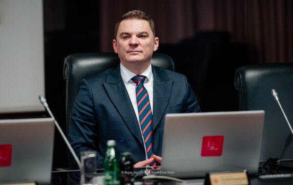 KAPITULLI 15 DREJT MBYLLJES; SHAHMANOVIQ: DITË