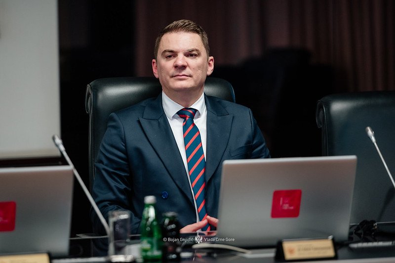 KAPITULLI 15 DREJT MBYLLJES; SHAHMANOVIQ: DITË