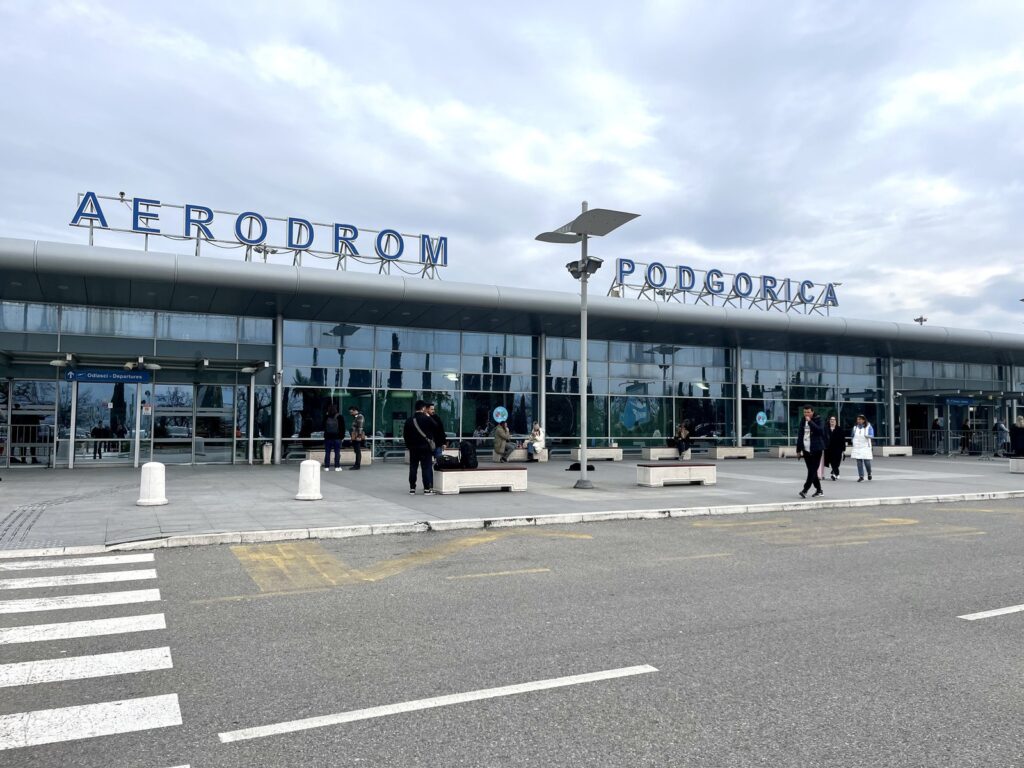 Arrestohet në Aeroportin e Podgoricës shtetasi turk i kërkuar nga Interpoli i Ankarasë