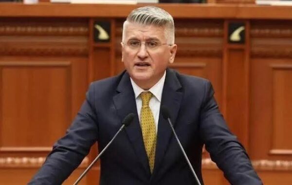 “Babua flet, ne besojmë; ai