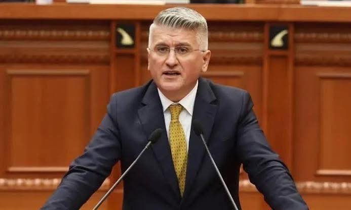 “Babua flet, ne besojmë; ai