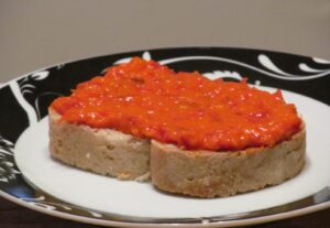 Ajvar tradicional ballkanik — salca e pjekur e specave të kuq