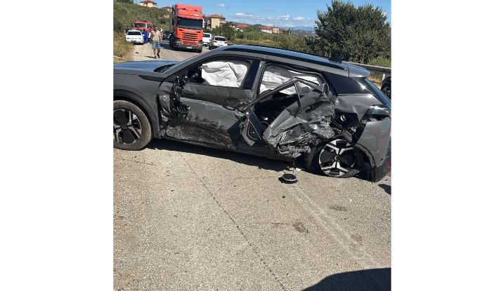 Aksident në aksin Elbasan Peqin  përplasen dy automjete në fshatin Përparim