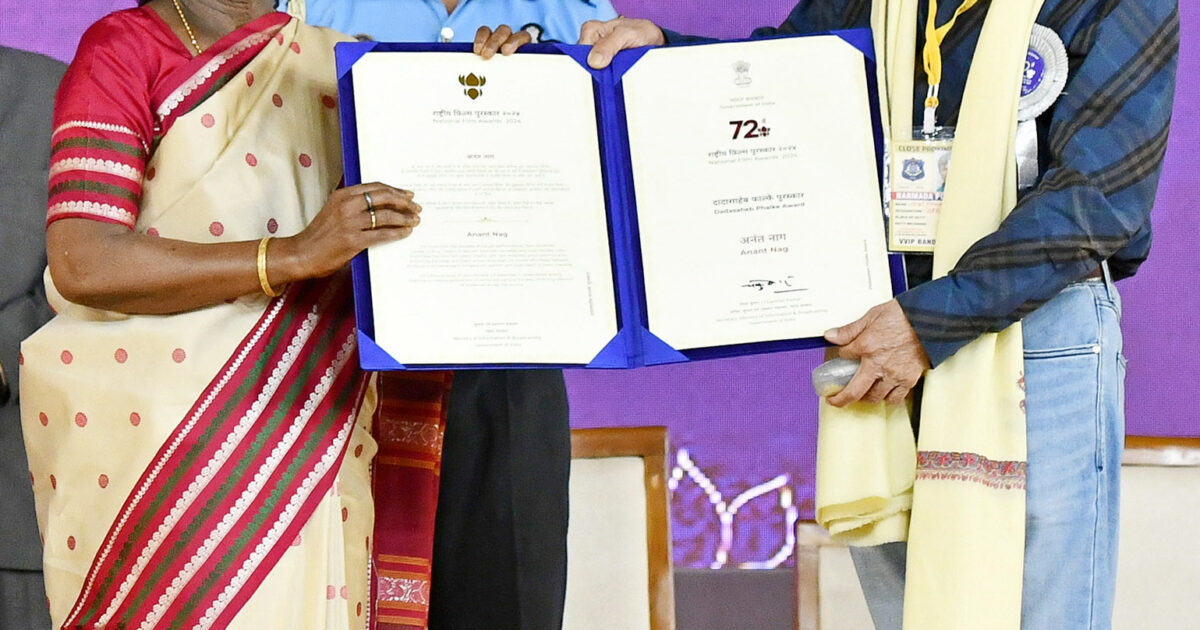 Presidentja e Indisë Droupadi Murmu i dorëzon çmimin Dadasaheb Phalke aktorit Anant Nag në ceremoninë e Çmimeve të 72-ta Kombëtare të Filmit në Ekta Nagar, Gujarat, 22 shtator 2026.