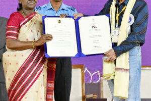 Presidentja e Indisë Droupadi Murmu i dorëzon çmimin Dadasaheb Phalke aktorit Anant Nag në ceremoninë e Çmimeve të 72-ta Kombëtare të Filmit në Ekta Nagar, Gujarat, 22 shtator 2026.