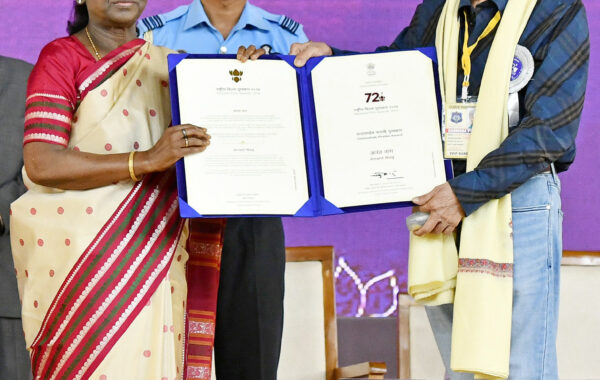 Presidentja e Indisë Droupadi Murmu i dorëzon çmimin Dadasaheb Phalke aktorit Anant Nag në ceremoninë e Çmimeve të 72-ta Kombëtare të Filmit në Ekta Nagar, Gujarat, 22 shtator 2026.