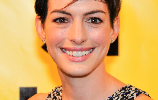 Anne Hathaway, protagoniste e filmit Verity
