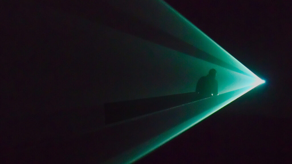 Anthony McCall mbush me dritë Sean Kelly Gallery n  tri vepra  solid light   mes tyre krijimi i ri  Swarm  për dronët