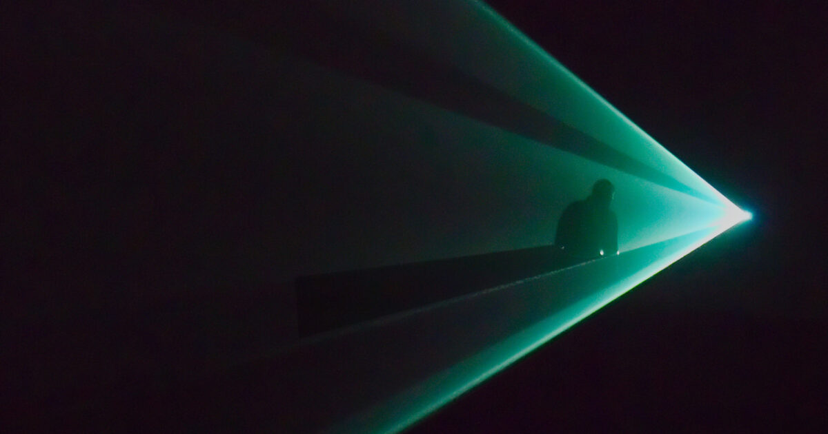 Vepër 'solid light' e Anthony McCall — kredi: Manu Pintor, CC BY-SA 3.0, via Wikimedia Commons