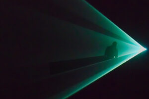 Vepër 'solid light' e Anthony McCall — kredi: Manu Pintor, CC BY-SA 3.0, via Wikimedia Commons