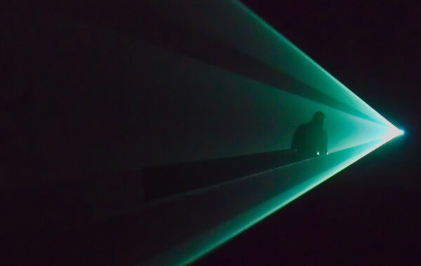 Vepër 'solid light' e Anthony McCall — kredi: Manu Pintor, CC BY-SA 3.0, via Wikimedia Commons