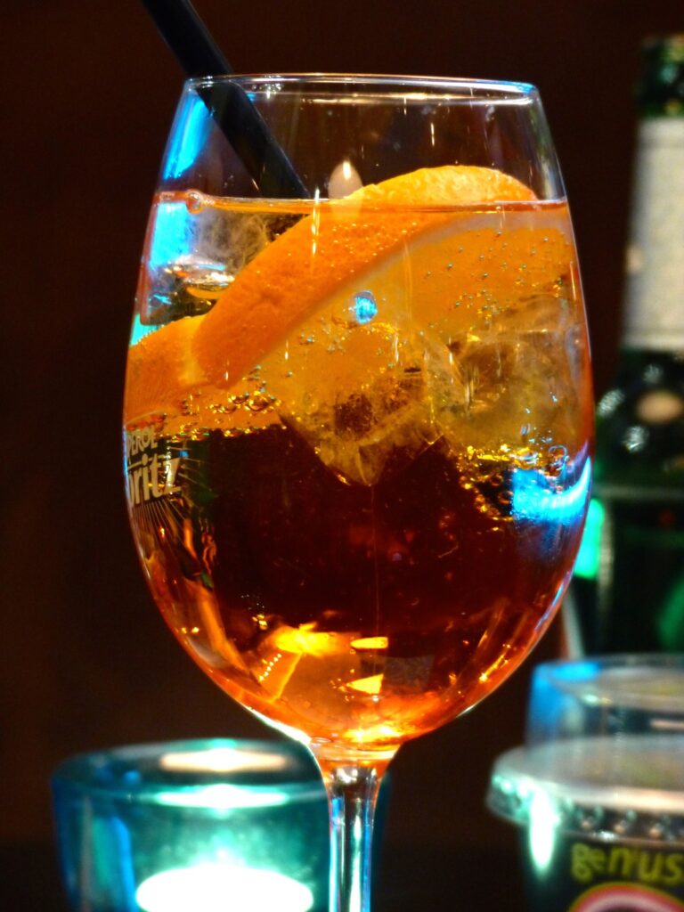Aperol Spritz klasik italian — kokteji portokalli i verës