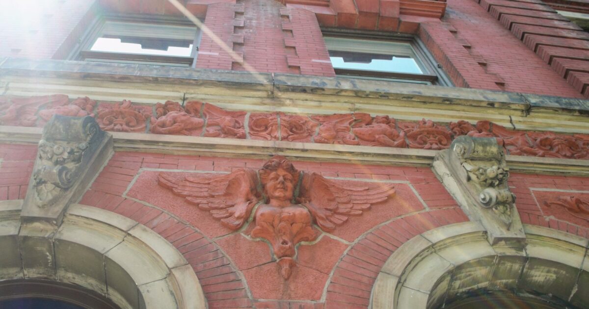 Detaj terracotta i ndërtesës The Evelyn në 380 Columbus Avenue, selia e re e Aperture