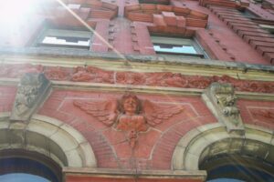 Detaj terracotta i ndërtesës The Evelyn në 380 Columbus Avenue, selia e re e Aperture
