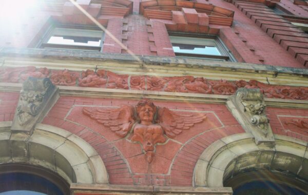 Detaj terracotta i ndërtesës The Evelyn në 380 Columbus Avenue, selia e re e Aperture
