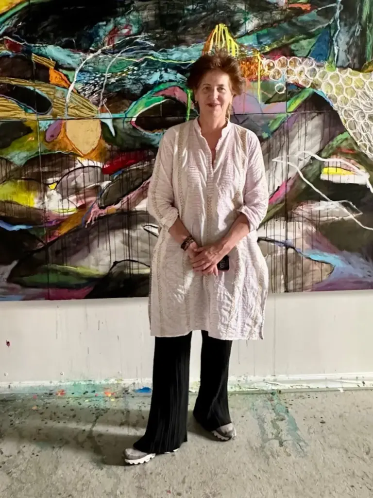 Artistja Anita Glesta para pikturës së saj