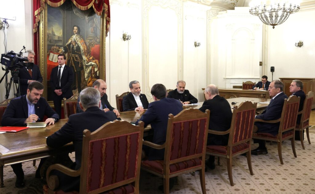Miliband takohet me Araghchi n në OKB  paralajmëron Iranin kundër  aktivitetit armiqësor  në tokën britanike