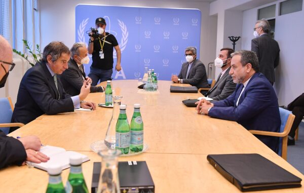 Ministri i Jashtëm iranian Abbas Araghchi gjatë një takimi diplomatik ndërkombëtar.