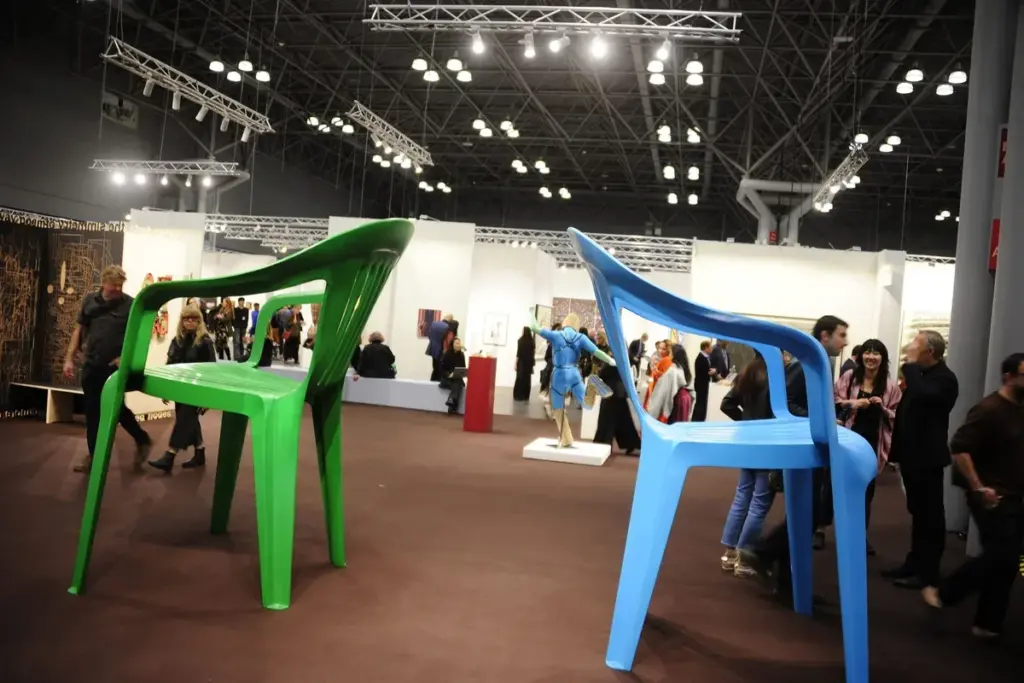 Skulpturat gjigante të karrigeve nxisin përplasje për origjinalitetin në The Armory Show
