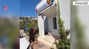 FOTO  I vuri zjarrin Himarës  arrestohet në flagrancë piromani 52 vjeçar  Nga flakët u rrezikua edhe banesa  Policia jep de