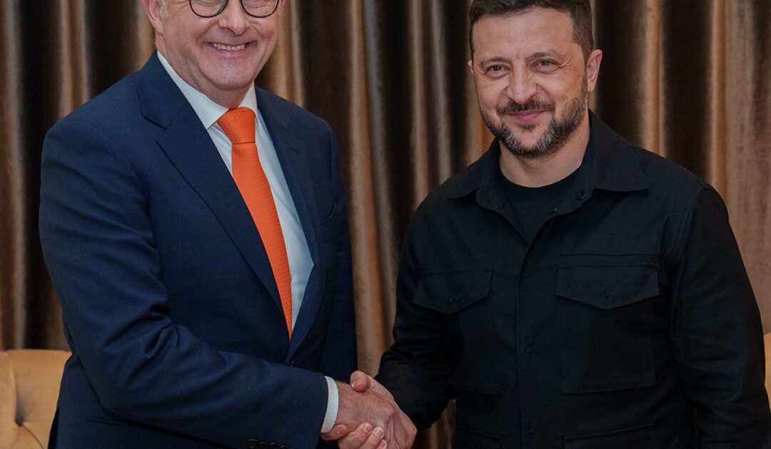 Anthony Albanese dhe Volodymyr Zelensky duke shtrënguar duart