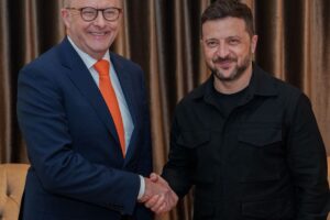 Anthony Albanese dhe Volodymyr Zelensky duke shtrënguar duart