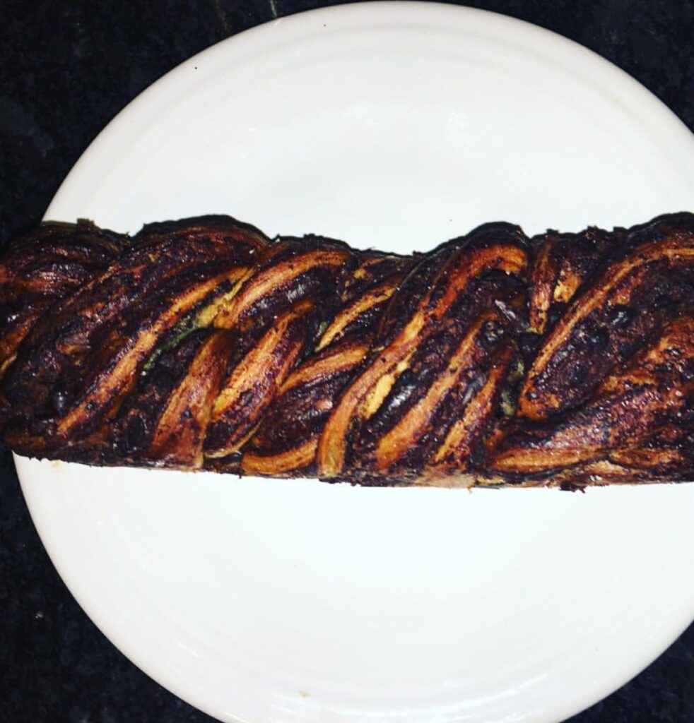 Babka me çokollatë — ëmbëlsira e butë me shtresa çokollate