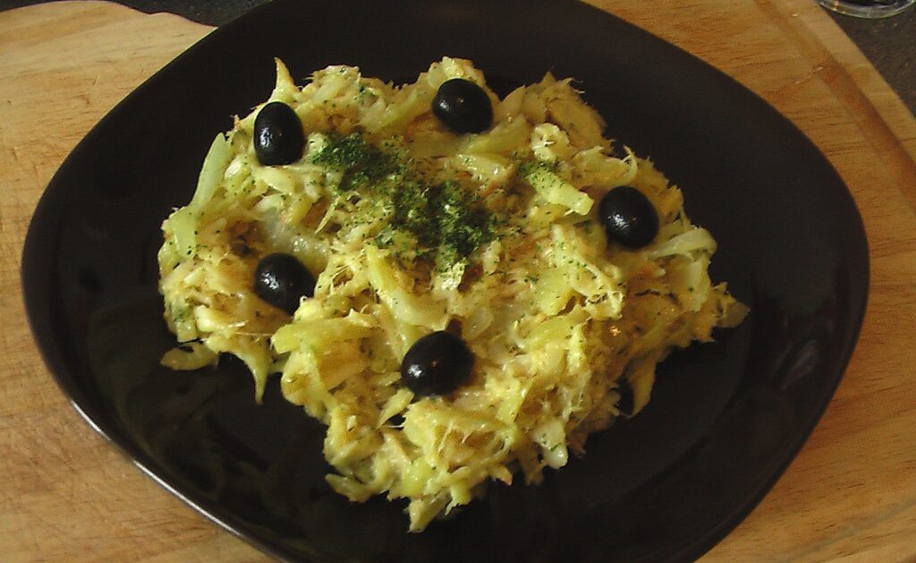Bacalhau à brás — merluci portugez me patate kashte  vezë dhe ullinj