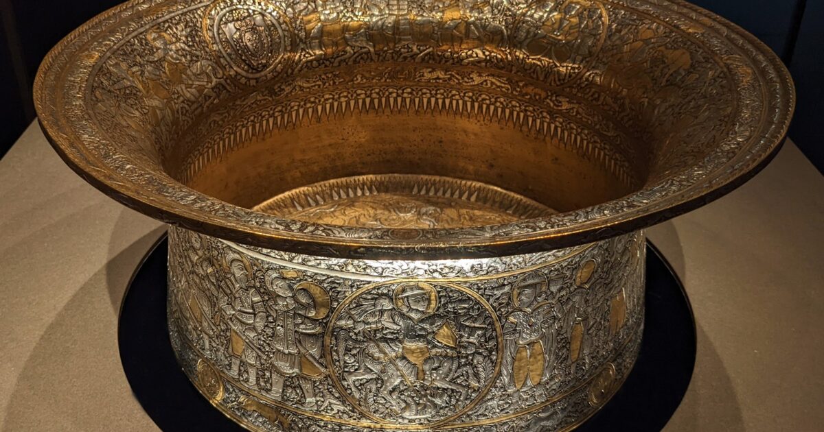 Baptistery of Saint Louis — vaska mamluike prej bakri me inkrustime ari dhe argjendi (shekulli XIV)