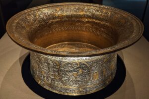 Baptistery of Saint Louis — vaska mamluike prej bakri me inkrustime ari dhe argjendi (shekulli XIV)