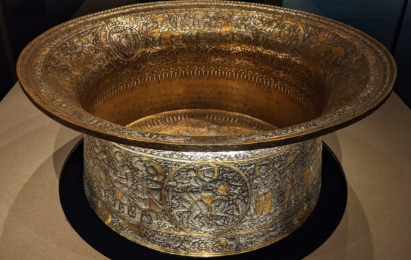 Baptistery of Saint Louis — vaska mamluike prej bakri me inkrustime ari dhe argjendi (shekulli XIV)