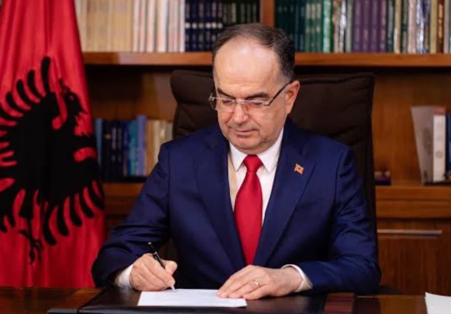 Vetëm pak orë pas miratimit në Kuvend  Begaj dekreton ligjin për formulën e re të pagave të gjyqtarëve dhe prokurorëve 
