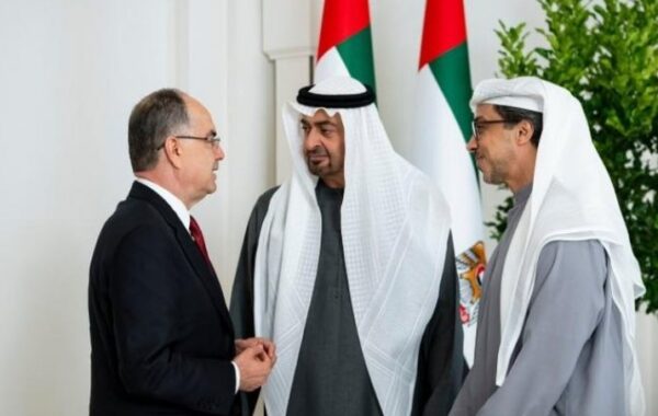 në Emiratet e Bashkuara Arabe,