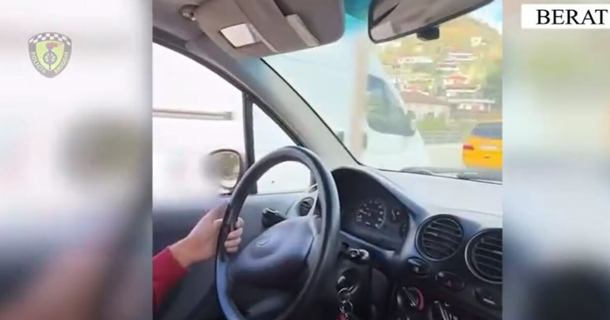 me makinë mbi trotuar