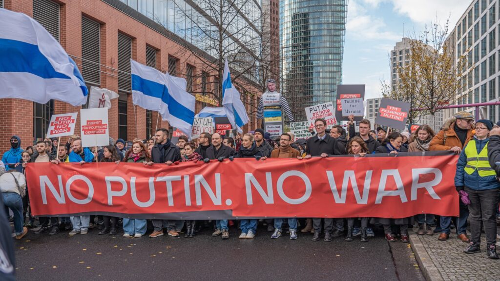 Mërgata ruse voton në ditën e fundit të zgjedhjeve  protestë kundër Putinit dhe luftës në Ukrainë