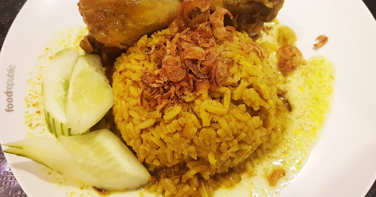 Biryani me pulë — oriz aromatik indian me shafran dhe erëza