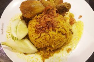 Biryani me pulë — oriz aromatik indian me shafran dhe erëza