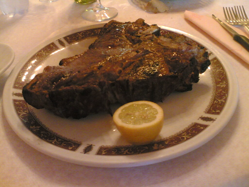Bistecca alla fiorentina — bifteku legjendar toskan i pjekur në prush