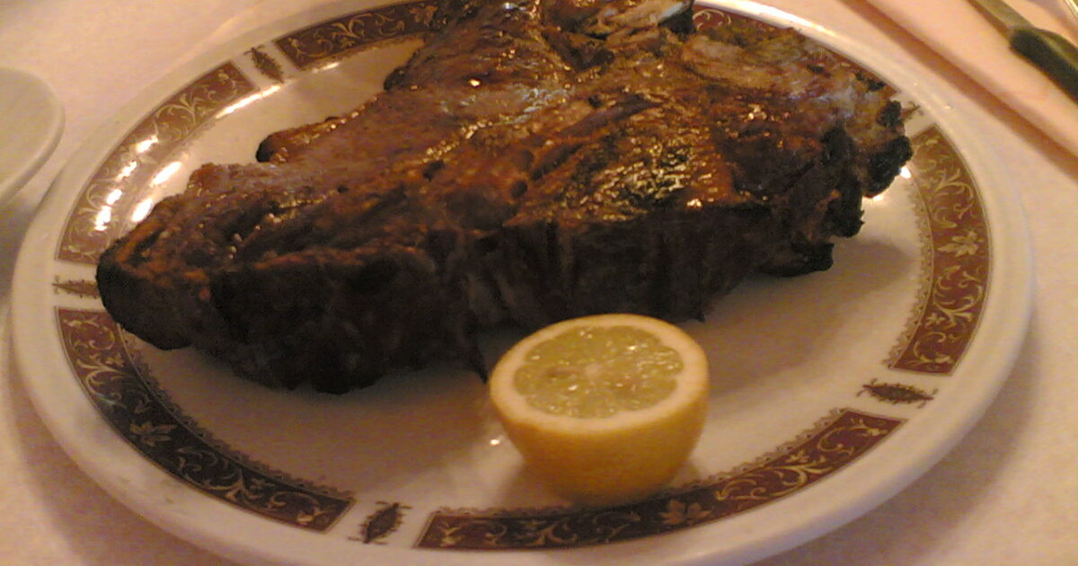 Bistecca alla fiorentina — bifteku legjendar toskan i pjekur në prush
