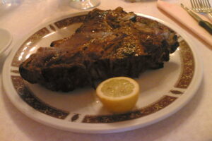 Bistecca alla fiorentina — bifteku legjendar toskan i pjekur në prush