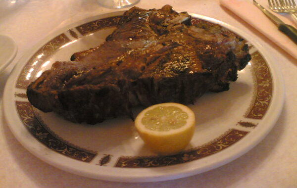 Bistecca alla fiorentina — bifteku legjendar toskan i pjekur në prush
