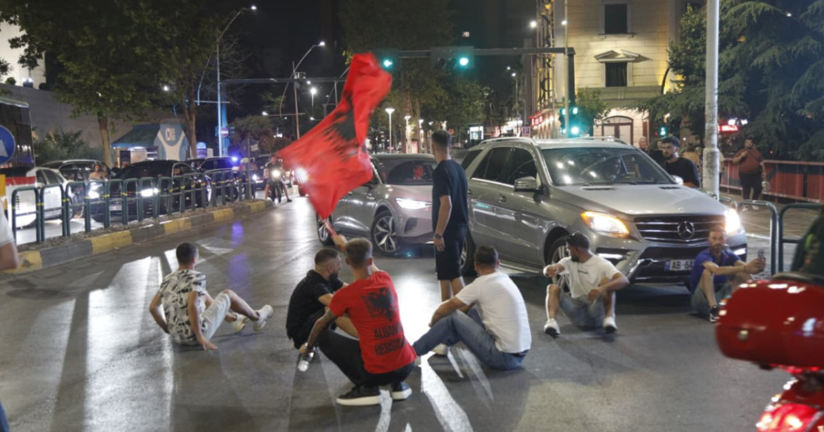 Kaos! Protestuesit bllokojnë “Rrugën e Elbasanit”,